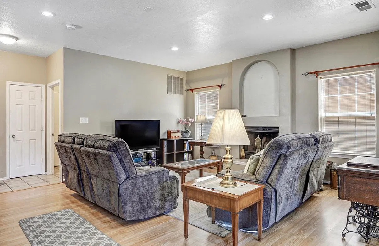 4 bed, 2.5 bath, 1911 sqft, $2,900 — Photo 2