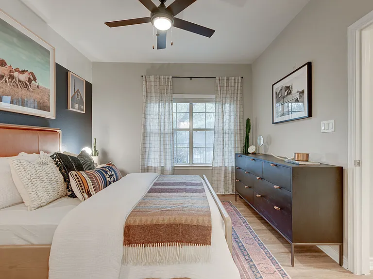 Laurel Canyon Apartments — Photo 11