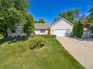 160 Landau St, Robins, IA 52328