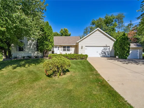 160 Landau St, Robins, IA 52328