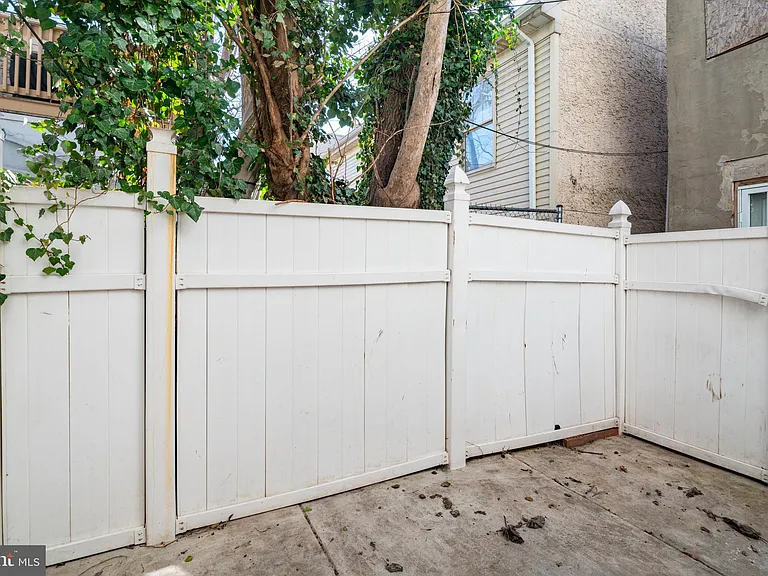 1532 Catharine St — Photo 10