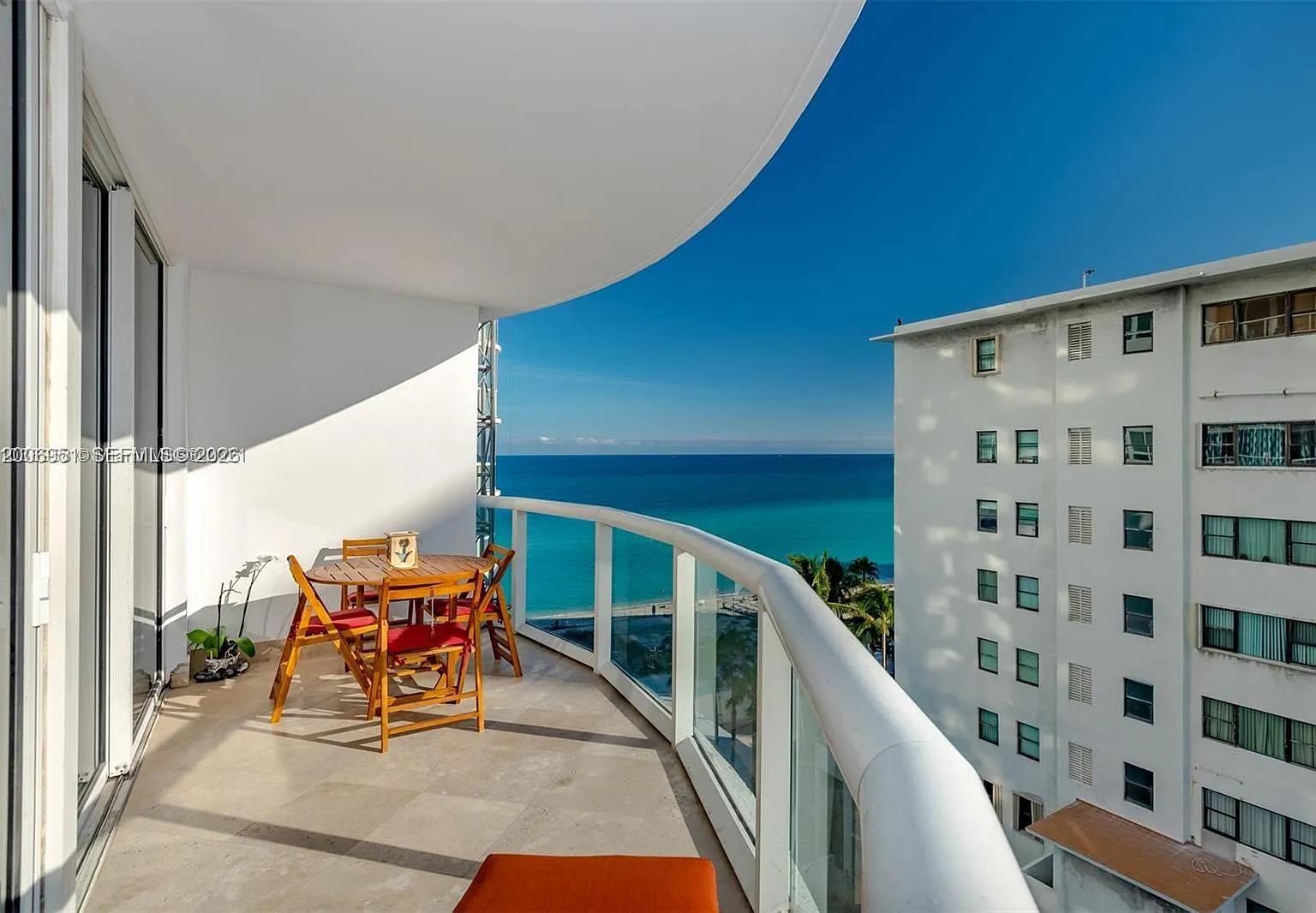 Akoya Condo — Photo 1