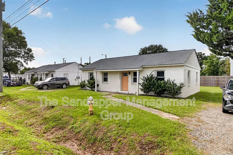 3 bed, 2.0 bath, 1000 sqft, $2,000 — Photo 4