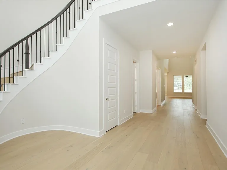 8018 Hingham Ln — Photo 4