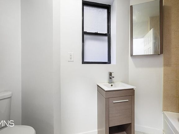 5th image of 340 W 49th St APT 4FW