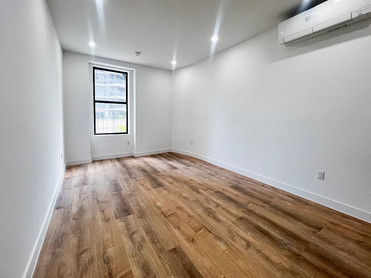 Building Photo - 1020 3rd Ave #A1