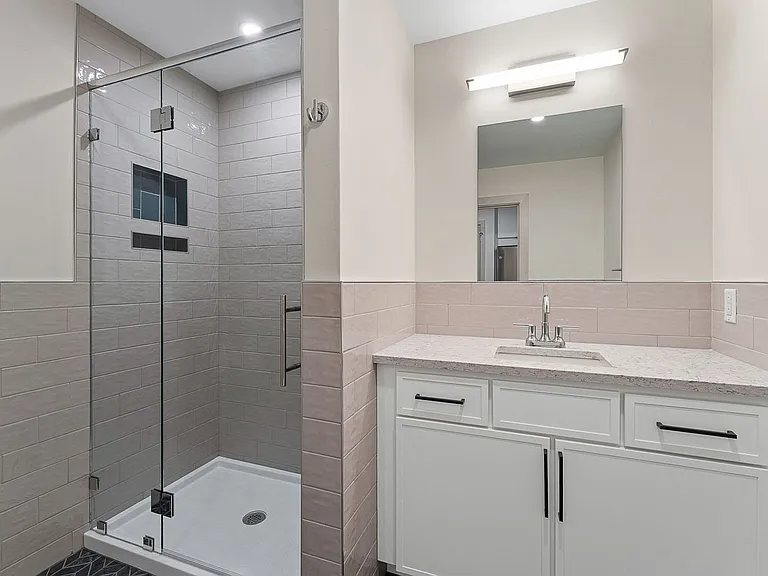 Bank Street Apartments at Burlington Square — Photo 4