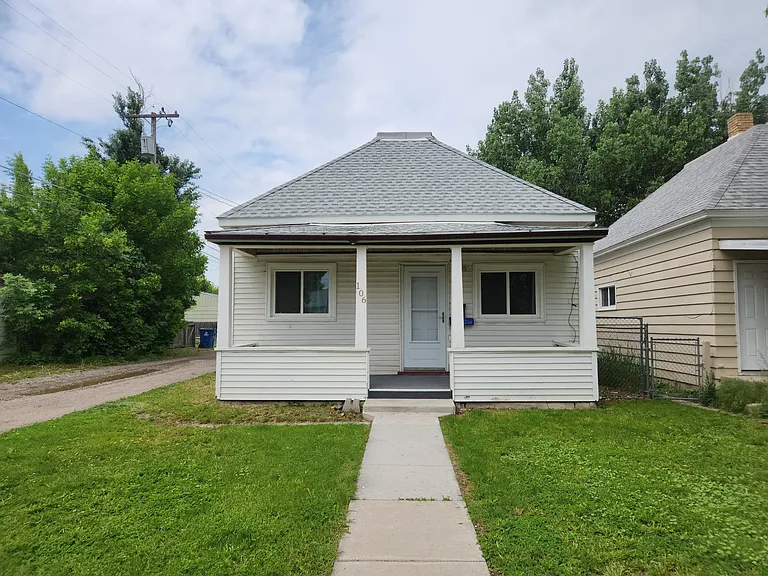 106 4th St SW — Photo 1
