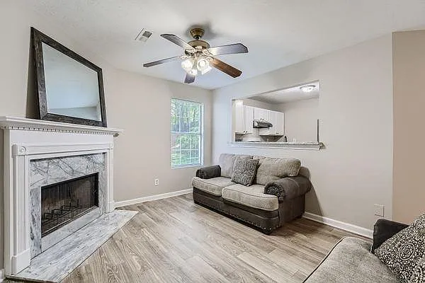 3 bed, 2.5 bath, 1402 sqft, $2,200 — Photo 2