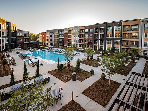 Resort-style Swimming Pool with Tanning Ledge and Sundeck