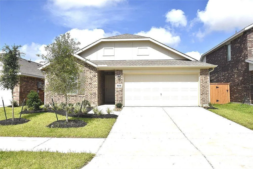 3 bed, 2.0 bath, 1880 sqft, $2,100 — Photo 1
