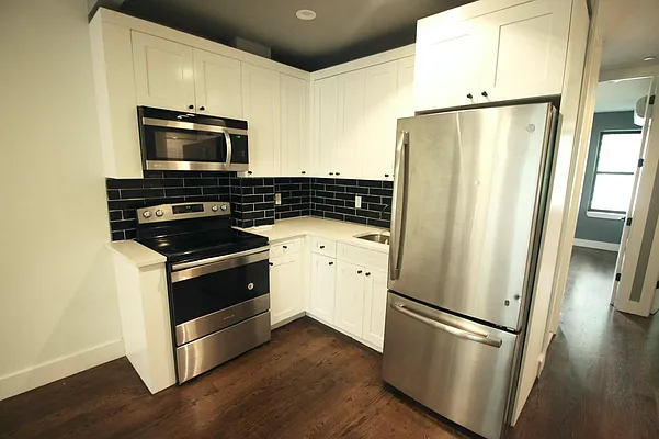 Rented by Delmark Realty LLC | media 32