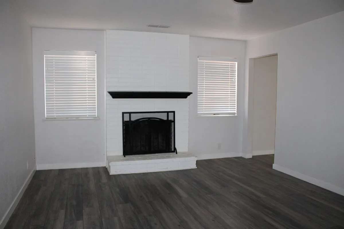 Building Photo - 130 Aster Ct
