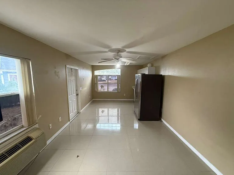 709 Orchid Dr #B — Photo 8