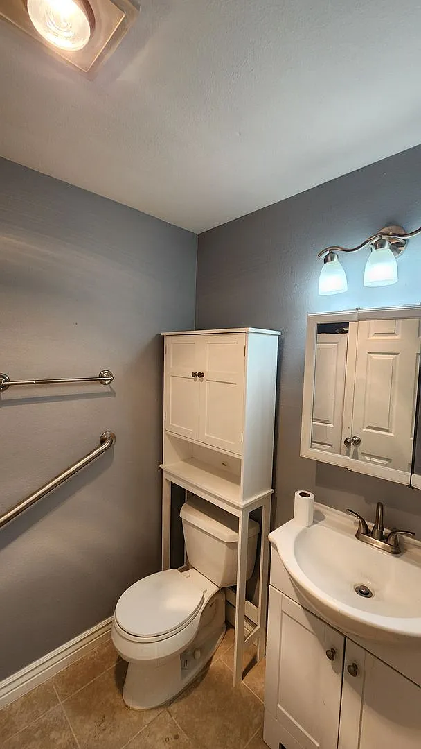 Beautifully Updated Des Moines Townhome — Photo 4