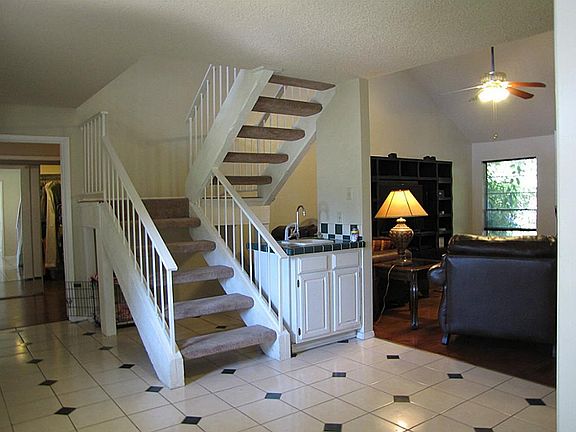 3rd image of 825 Lakeview Dr