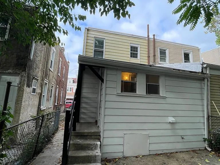 1127 Walnut St — Photo 1