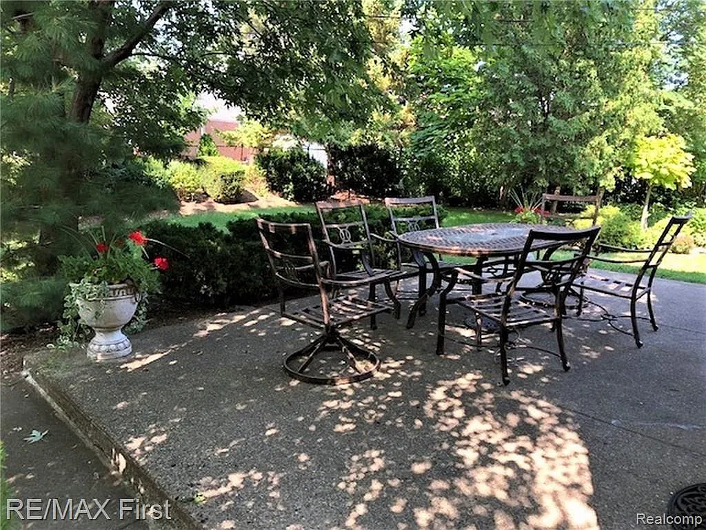 3 bed, 1.5 bath, 2450 sqft, $2,000 — Photo 2