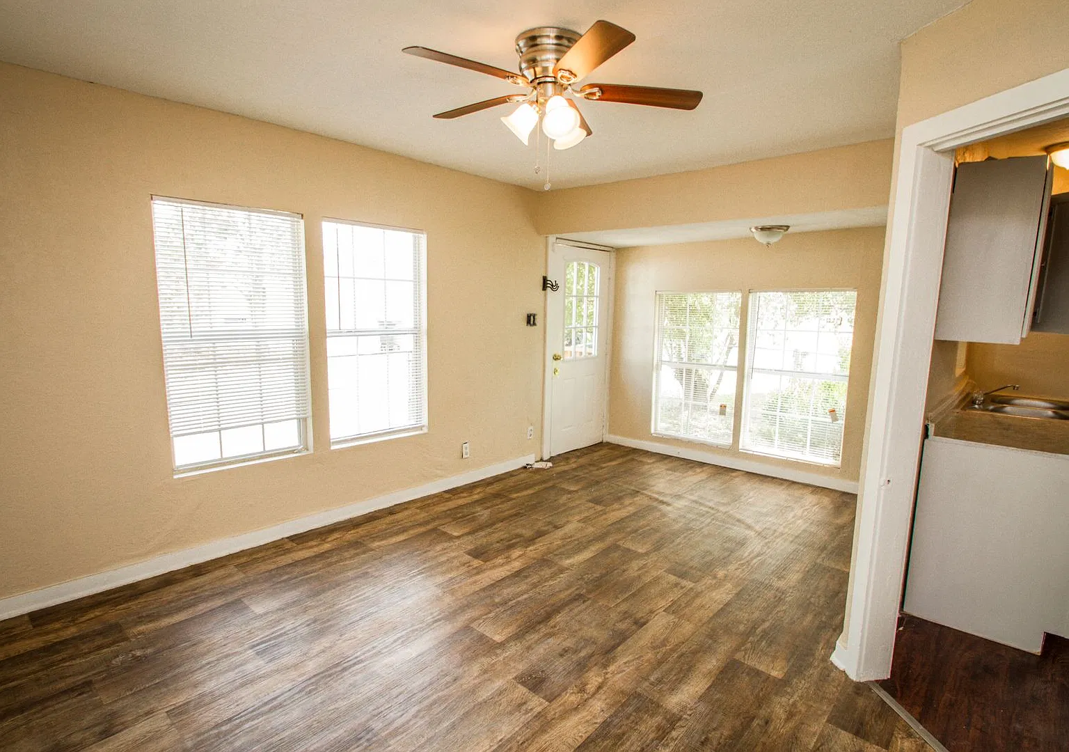 Wonderful Home So Close to Downtown — Photo 4