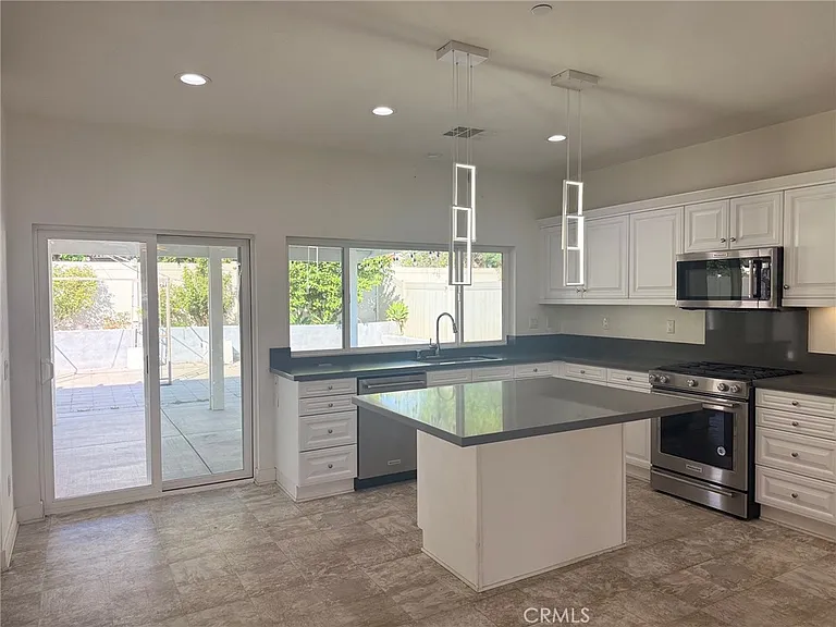 2975 Gibson St — Photo 9