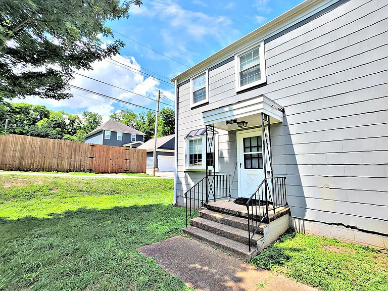 208 Goldsmith St SE — Photo 1