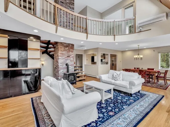 144 Meadow Ln, Barnstable, MA 02630
