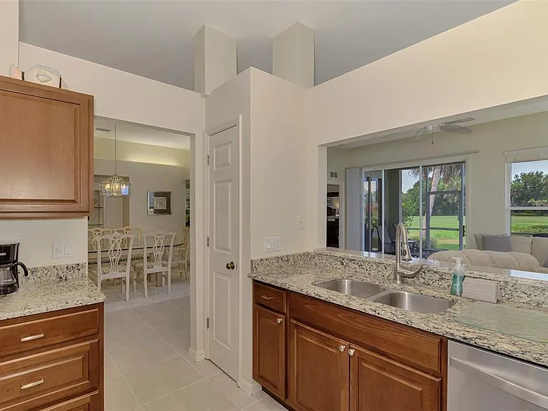 549 Fallbrook Dr — Photo 15
