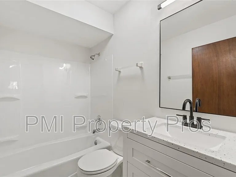 8150 S 88th St — Photo 21