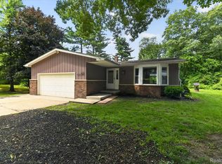 423 Sunset St, White Lake, MI 48383