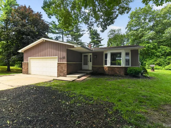 423 Sunset St, White Lake, MI 48383