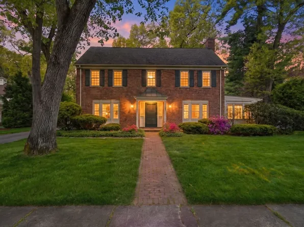 38 Oxford Rd, Longmeadow, MA 01106
