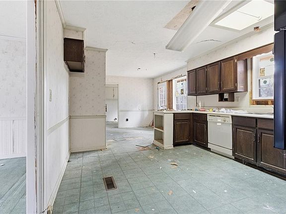 5th image of 2282 Fairburn Rd