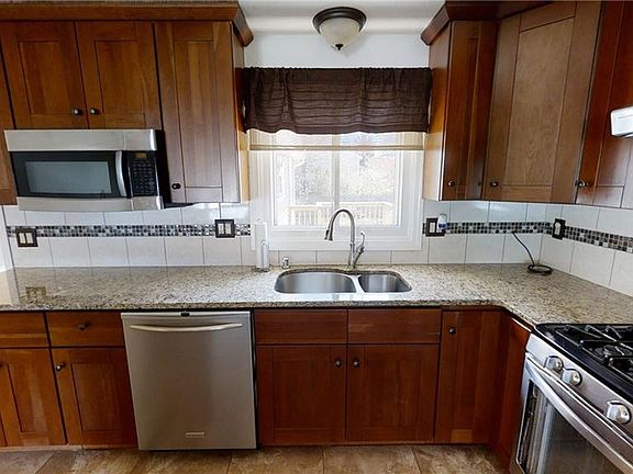 3rd image of 115 Birchwood Dr