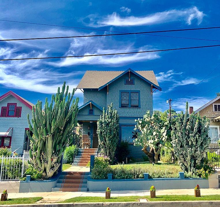   Front with views of LA 