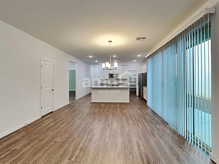 815 S 150th Dr — Photo 6