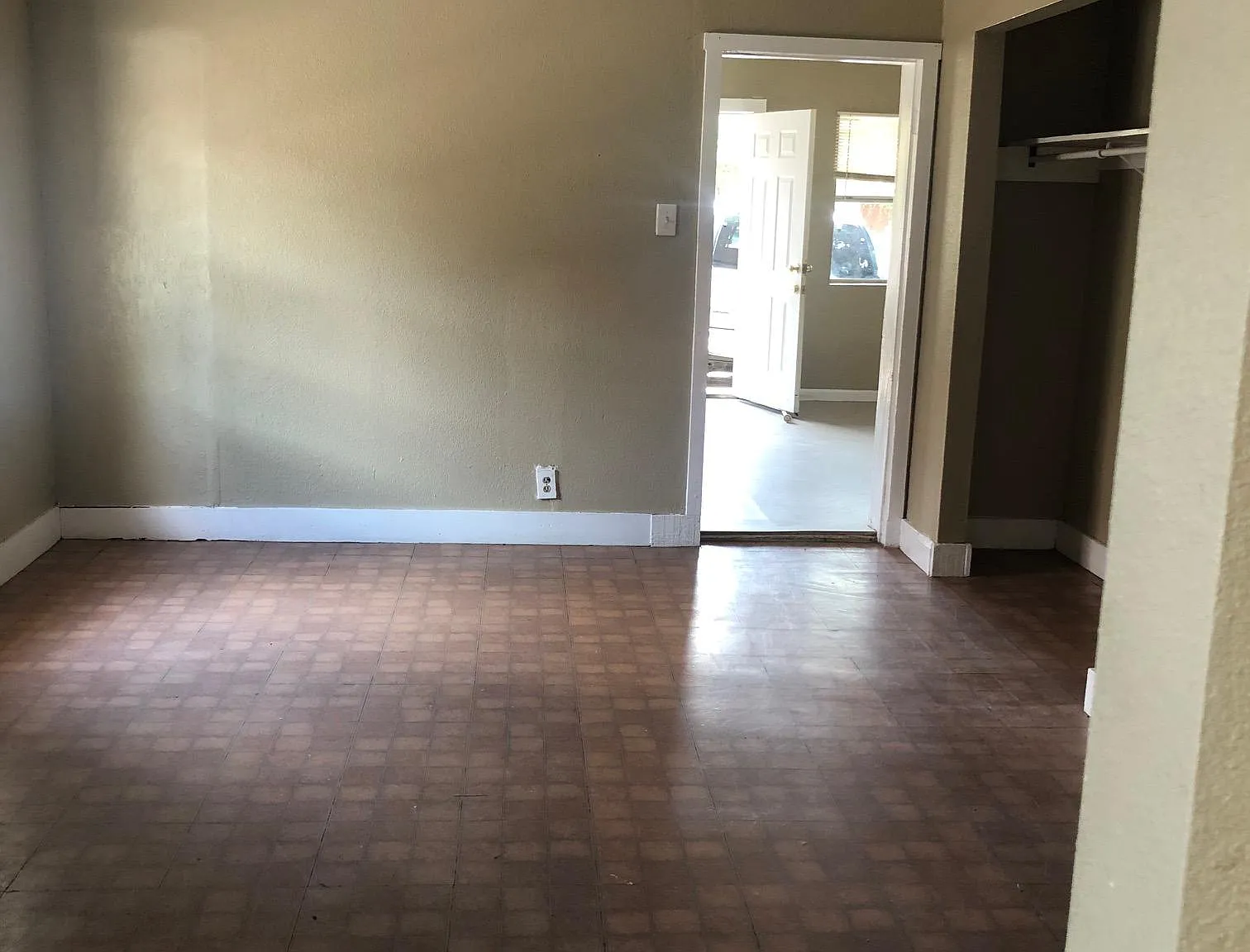 2 bed, 900 sqft, $675 — Photo 4