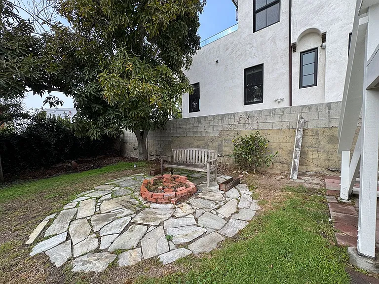 1527 Golden Ave — Photo 26
