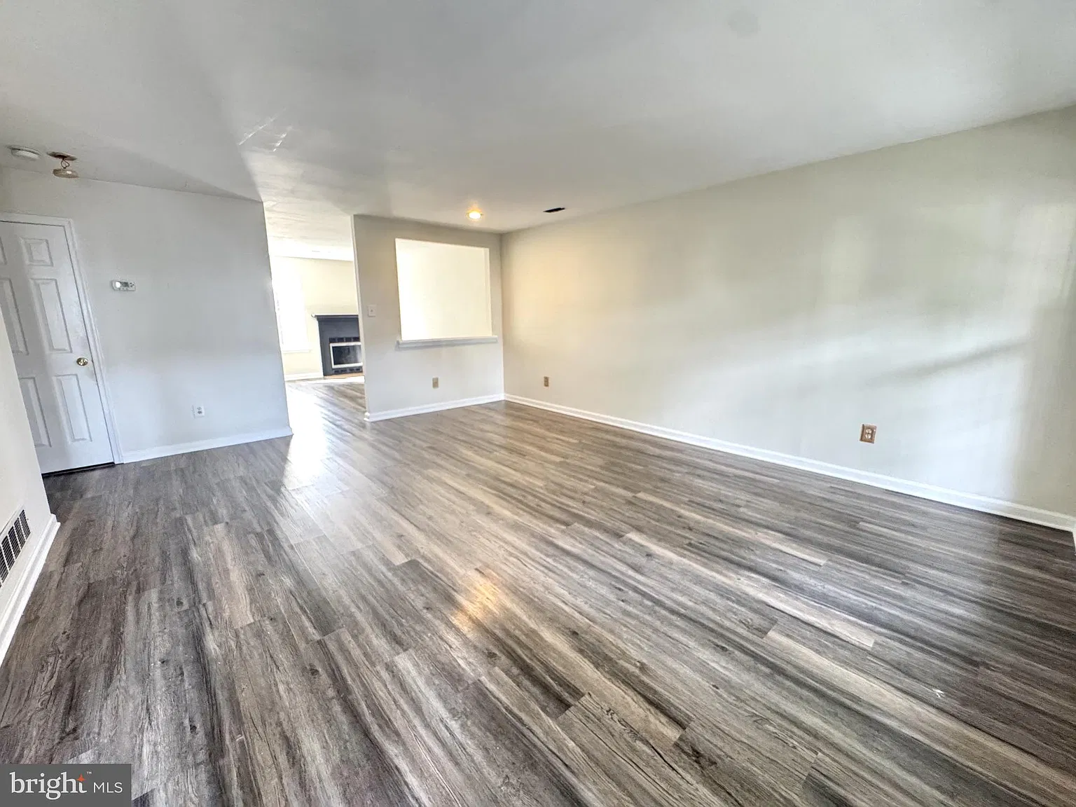 2 bed, 2.5 bath, 1360 sqft, $2,300 — Photo 3