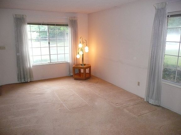5th image of 4008 Oak Villa Cir