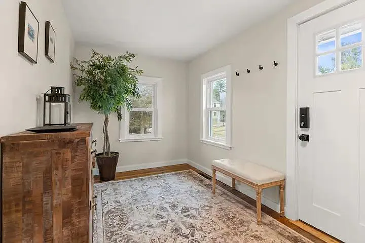 29 Versailles Ave — Photo 63