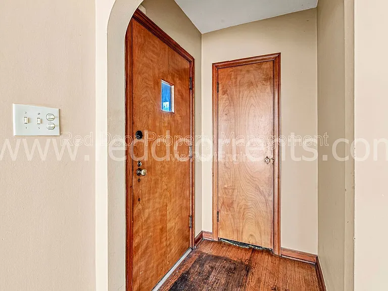 328 N Post Rd — Photo 15