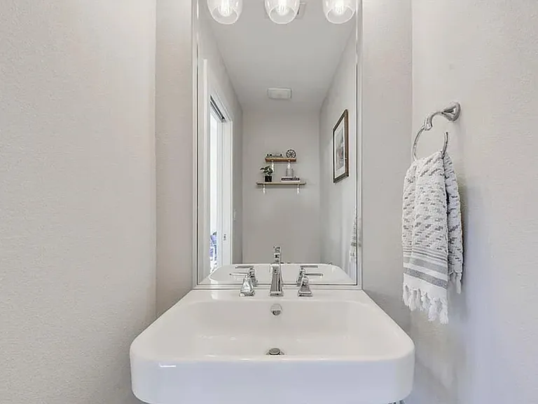 2709 E 3rd St #2 — Photo 17