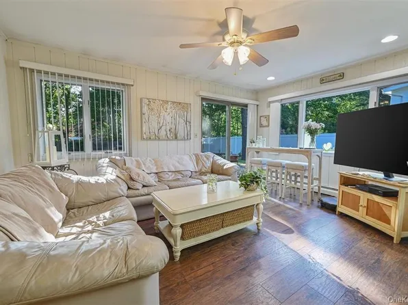 38 Glenmere Lane, Coram, NY 11727