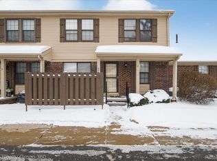 8092 Willow Ln, Warren, MI 48093