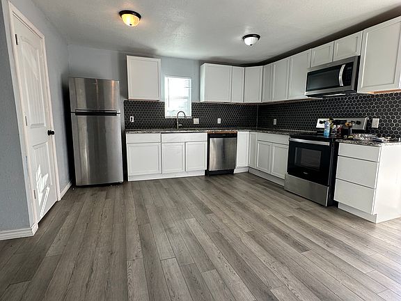 3rd image of 1326 Hickory St