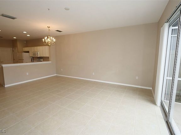 4th image of 1172 Oxford Ln #27