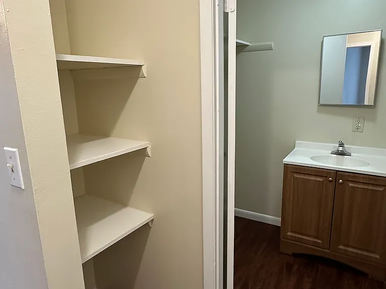 608 Midlake Dr #4 — Photo 9