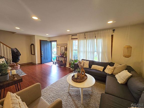 4th image of 6 Bayberry Close