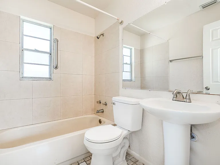 557 Cox St — Photo 13