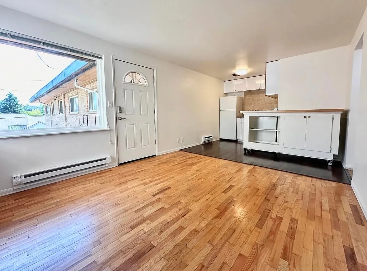 UW Village - Cute Quiet Clean 2 bedroom, 1 bath — Photo 1